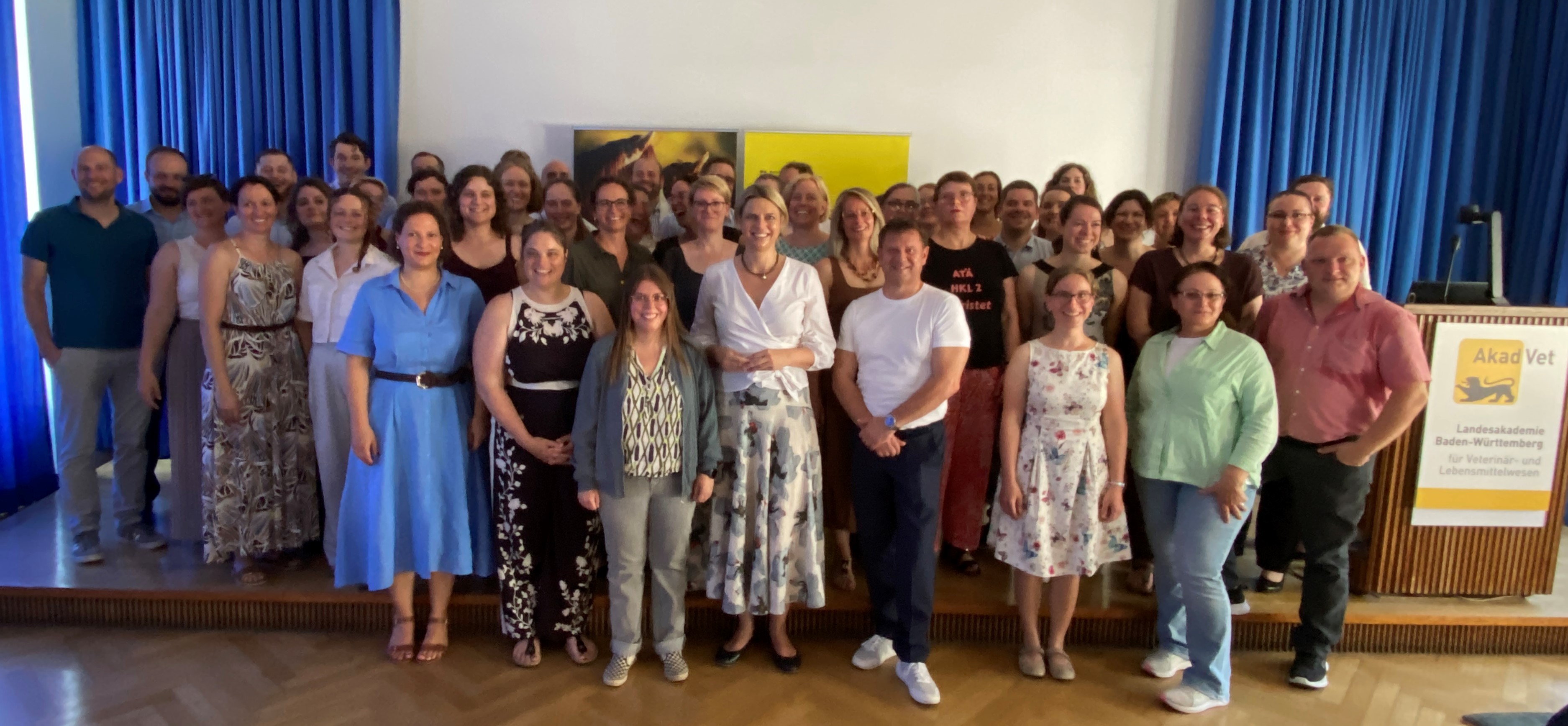 Die Lehrgangsabsolventinnen und -absolventen mit Staatssekretärin Frau Sarah Schweizer und dem Landestierarzt Herrn Dr. Roman Herzog (beide Mitte).